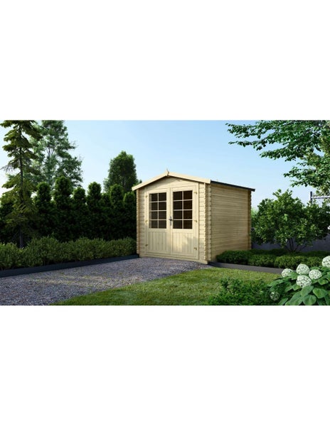 Blockbohlenhaus aus Holz mit Doppeltür und Glaseinsätzen in einem Garten auf Kies neben Rasen und Hecken.