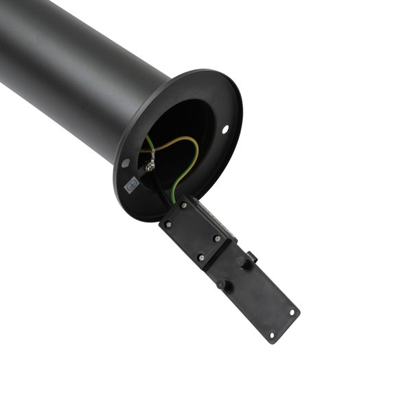Detailansicht der Basis einer schwarzen Außenleuchte mit integriertem elektrischem Anschlussgehäuse und sichtbarem Erdungskabel.