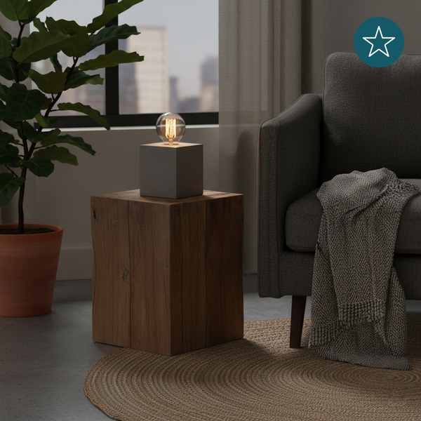 Dekorative Tischleuchte auf Holztisch neben Sofa und Topfpflanze