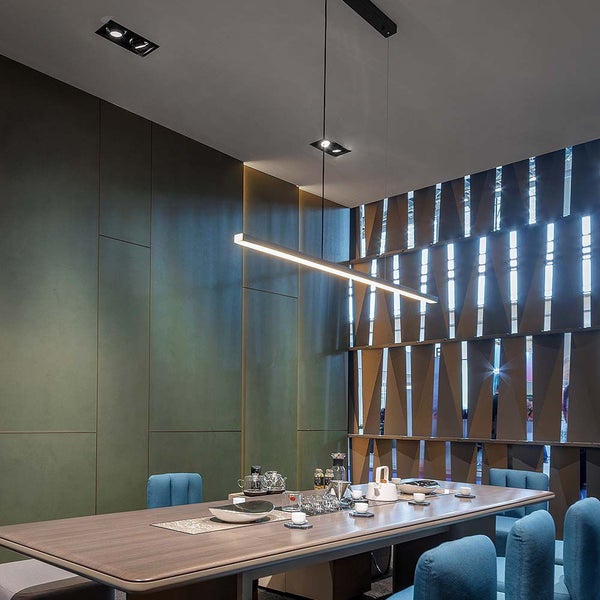 Esszimmer mit Esstisch, Stühlen und moderner LED-Pendelleuchte