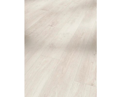 Heller Laminatboden mit Holzstruktur