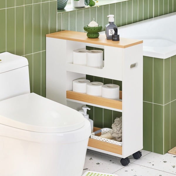 Badezimmer Szene mit Toilette und schmalem, rollbarem Badezimmerschrank mit Regalen für Toilettenpapier und Badutensilien