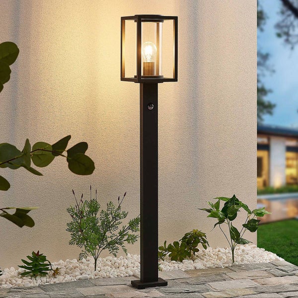 Lucande Außenleuchte Ferda mit Bewegungsmelder (spritzwassergeschützt (Modern) in Schwarz aus Aluminium (1 flammig, E27) - Wegeleuchte Pollerleuchte Wegelampe Sockelleuchte