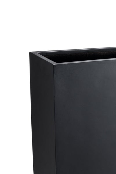 Detailaufnahme der Ecke eines rechteckigen, schwarzen Pflanzkübels aus robustem Material mit matter Oberfläche.