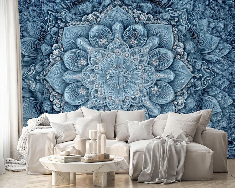 Wohnzimmer mit Sofa und gemusterter Tapete im Mandala-Stil