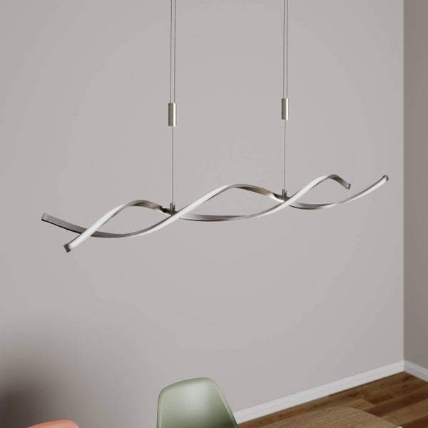 Moderne LED-Pendelleuchte mit zwei wellenförmigen, verschlungenen Metallelementen, hängend über einem Tisch in einem hellen Raum.
