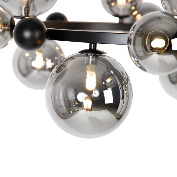 Moderne Lampe mit kugelförmigen Glasschirmen und schwarzem Gestell