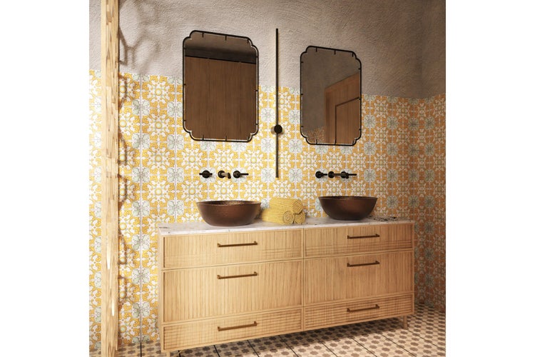Badezimmer mit Waschtisch, Spiegeln, Aufsatzwaschbecken und gelb gemusterten Fliesen