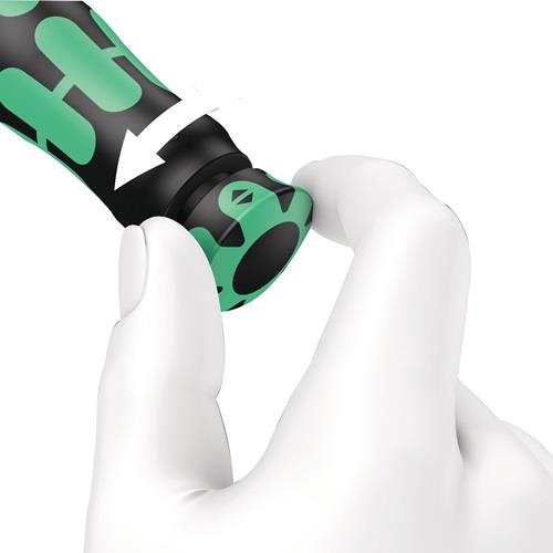 Detailaufnahme eines Schraubendrehers mit auswechselbarer Klinge, der von einer Hand gehalten wird