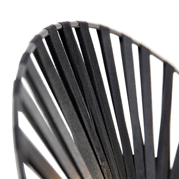 Detailansicht der Rückenlehne eines Stuhls mit schwarzen elastischen Gurtbändern und einem Metallrahmen.