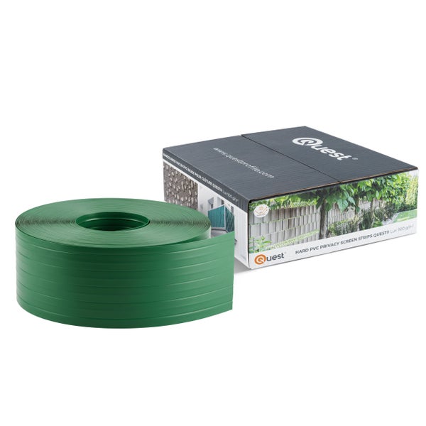 Quest Sichtschutzstreifen aus Hart-PVC auf Rolle neben der Verpackung für Gittermattenzäune.