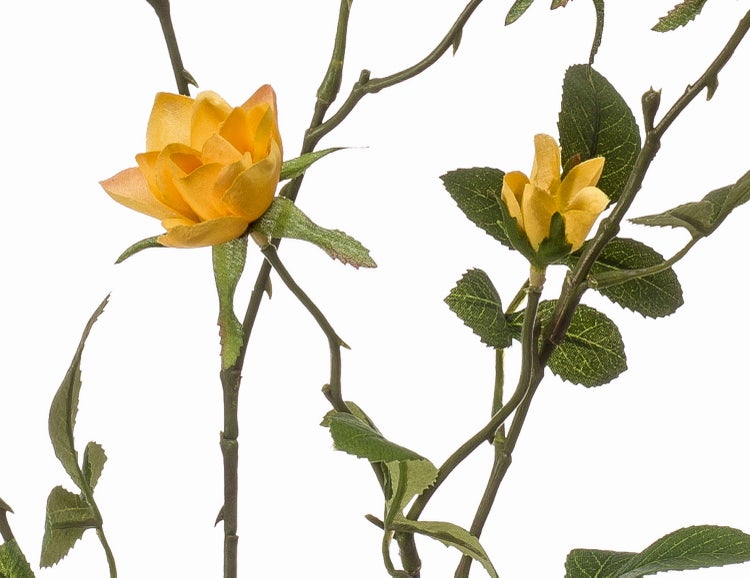 Künstlicher Rosenzweig mit gelben Blüten, grünen Blättern und Stielen.