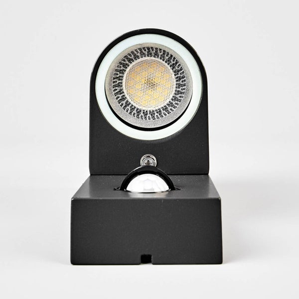 Moderne LED-Außenwandleuchte in Anthrazit mit integriertem Bewegungsmelder.
