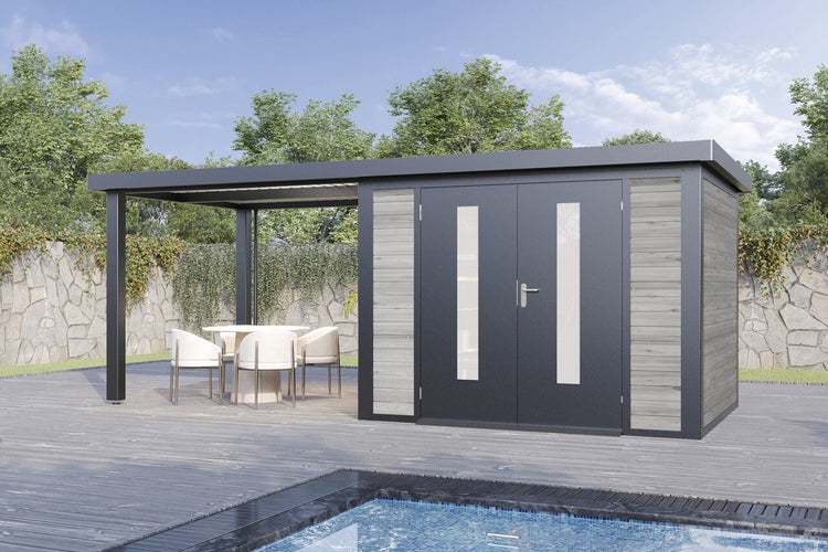 Modernes Gartenhaus mit integriertem überdachtem Sitzbereich auf einer Holzterrasse mit Pool im Garten.