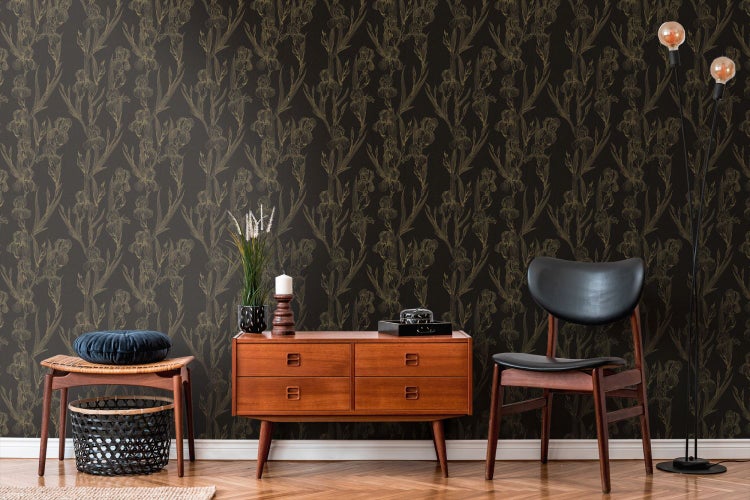 Zimmer mit gemusterter Tapete, Kommode und Stuhl