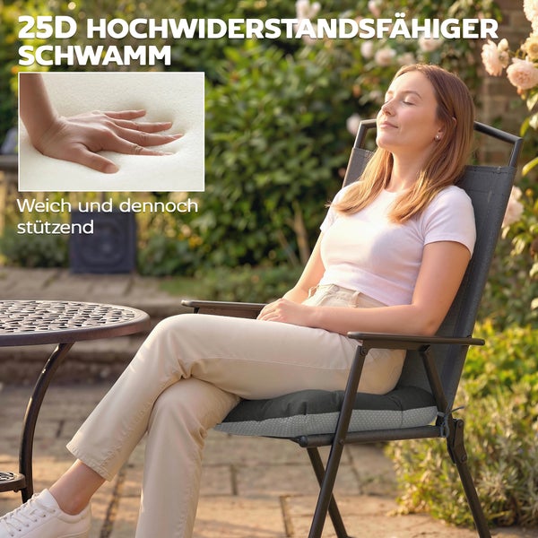 Eine Frau sitzt auf einem Gartenstuhl mit einem Sitzkissen aus hochwiderstandsfähigem Schaumstoff, der weich und stützend ist.