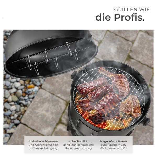 Kugelgrill mit Grillgut auf einem Rost