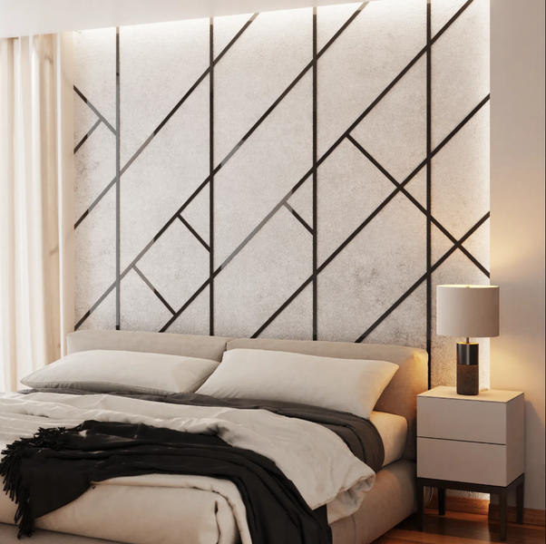 Schlafzimmer mit Bett, Nachttisch und Wandpaneelen mit geometrischem Muster