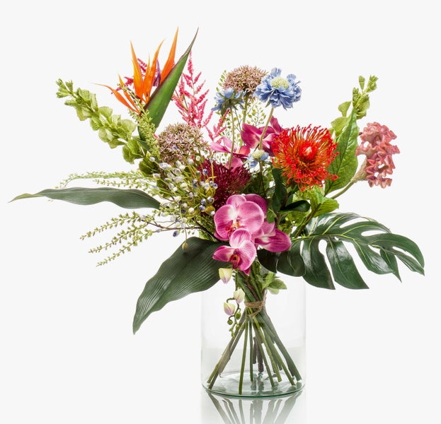 Künstlicher Blumenstrauß mit rosa Orchideen und grünem Blattwerk, mit einer Juteschnur gebunden.