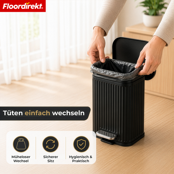 Person setzt Müllbeutel in schwarzen geriffelten Tretmülleimer ein. Floordirekt Logo. Müheloser Wechsel, sicherer Sitz, hygienisch und praktisch.