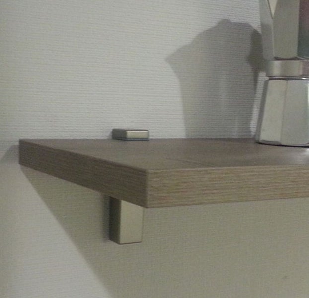 Regalbrett mit Halterung an der Wand