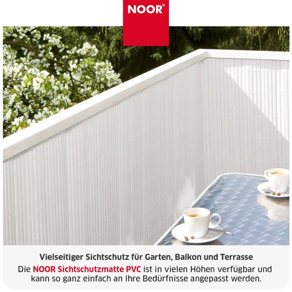 Noor Logo und eine Sichtschutzmatte aus Kunststoff an einem Balkongeländer mit Tisch und Kaffeetassen.