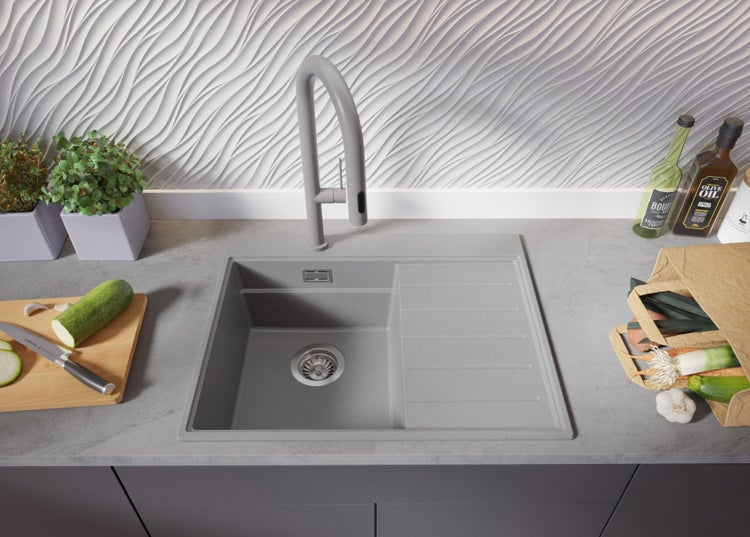 Küchenspüle mit Abtropffläche, Armatur und frischen Zutaten