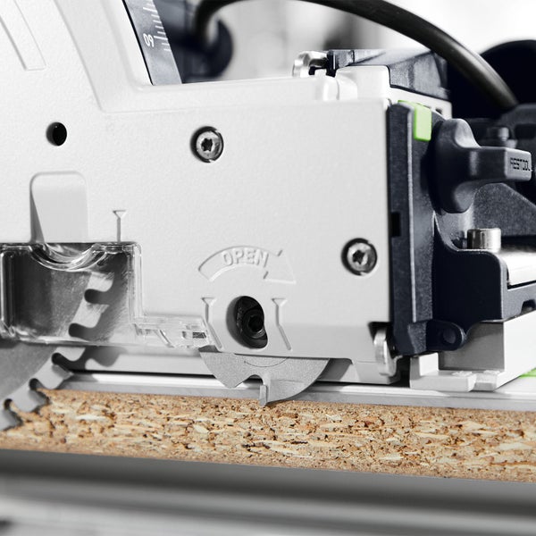 Detailaufnahme einer Nutfräse beim Bearbeiten eines Werkstücks.