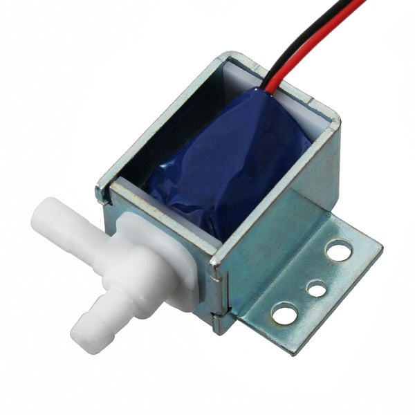 Elektrisches Magnetventil mit Anschlussstutzen für Wasserleitungen.