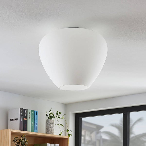 Weiße Deckenleuchte in runder, bauchiger Form an einer Zimmerdecke in einem hellen, modern eingerichteten Raum.
