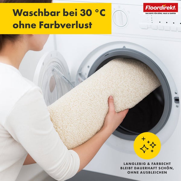 Waschbarer Teppich wird in eine Waschmaschine gelegt