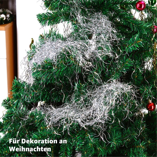 Nahaufnahme eines Weihnachtsbaums geschmückt mit Lametta