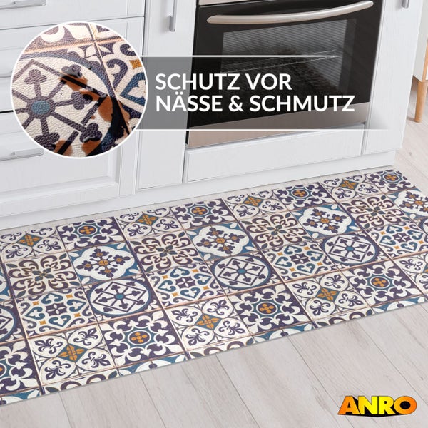Küchenläufer mit orientalischem Fliesenmuster vor einer Küchenzeile, Schutz vor Nässe und Schmutz, ANRO Logo.