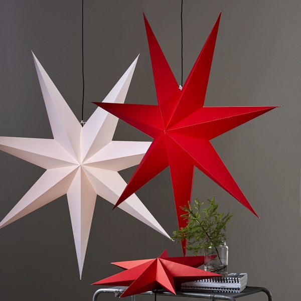 Dekorative Papiersterne, hängend und liegend, als festliche Raumdekoration