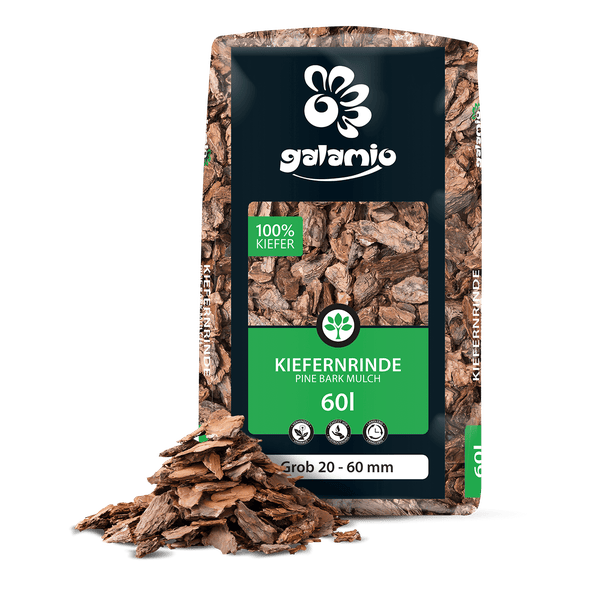 Galamio Kiefernrinde grob 20 bis 60 Millimeter im 60 Liter Sack mit einer Probe des Mulchs im Vordergrund.