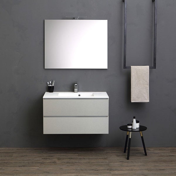 Badezimmer mit Waschbeckenunterschrank, Spiegel, Handtuchhalter und Beistelltisch