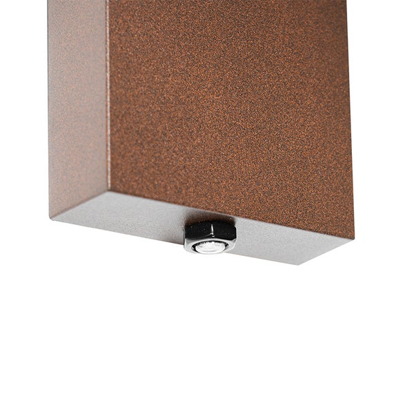 Detail einer rechteckigen Wandleuchte mit strukturierter Metalloberfläche und integrierter Lichtquelle an der Unterseite.