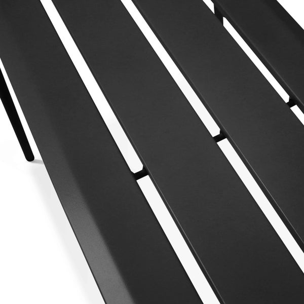 Detail einer anthrazitfarbenen Gartentischplatte aus Metall mit parallelen Latten und strukturierter Oberfläche.