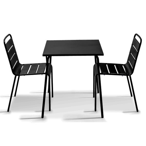 Balkonset aus schwarzem Metall mit einem quadratischen Tisch und zwei Lattenstühlen.