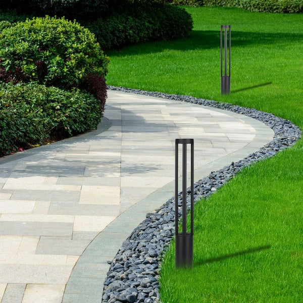 Gartenszene mit Wegbeleuchtung und Steinweg