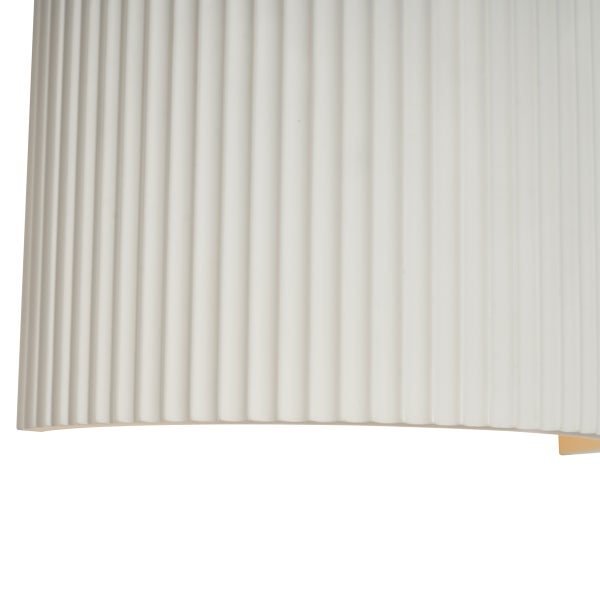 Weiße Wandleuchte mit gerippter Oberfläche.