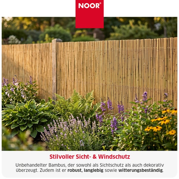 Noor Logo. Bambus Sichtschutzmatte als dekorative Gartenbegrenzung mit Pflanzen im Vordergrund.