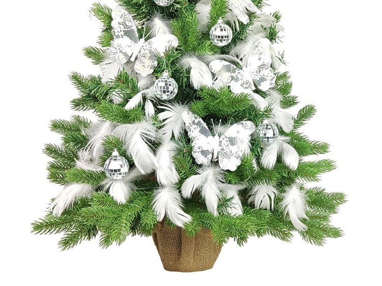 Weihnachtsbaum geschmückt mit Spitzen Schmetterlingen, Federn und Diskokugel Christbaumkugeln in einem Jutesack