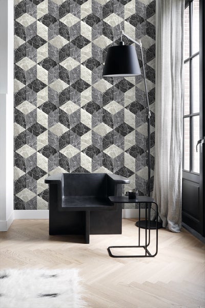 Wohnzimmer mit geometrischer Würfel Tapete in Marmor Optik, Sessel, Stehlampe und Beistelltisch