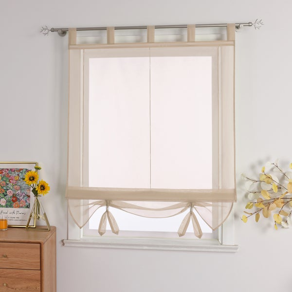 Beige transparente Gardine mit Bindebändern vor einem Fenster.