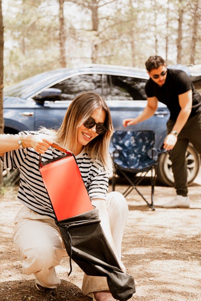 The Favilla FUMO mobiler Holzkohlegrill (48x17x11 cm) in Rot – 2-in-1 Grill mit Edelstahlrost & Spießhalterung – Inkl. Tragetasche für Camping