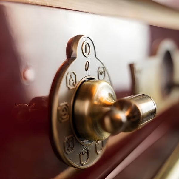 Detailansicht eines vintage Kippschalters aus Metall für Elektroinstallationen