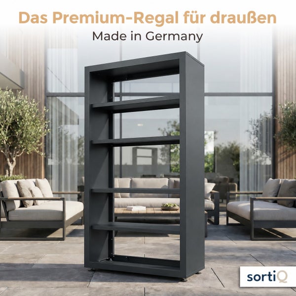 Freistehendes Metallregal für den Außenbereich auf einer Terrasse mit Gartenmöbeln im Hintergrund und SortiQ Logo.