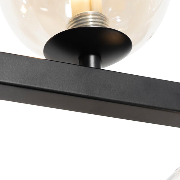 Detailaufnahme einer Deckenleuchte mit Metallrahmen und Glaskugelschirm