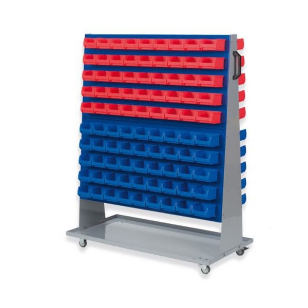 Gartensitzgruppe aus Rattan mit Tisch und Sitzkissen auf einer Terrasse